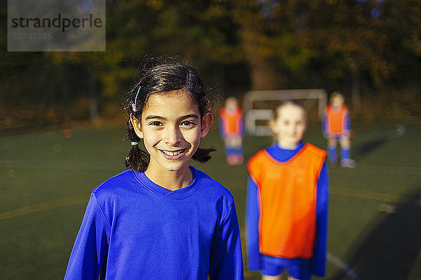 Portrait selbstbewusstes Mädchen spielt Fußball