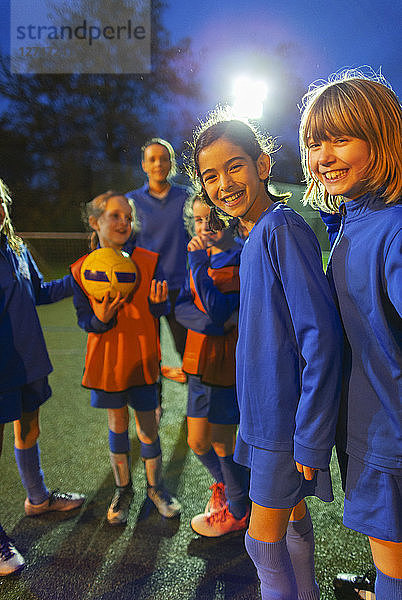 Porträt einer lächelnden  selbstbewussten Mädchenfußballmannschaft