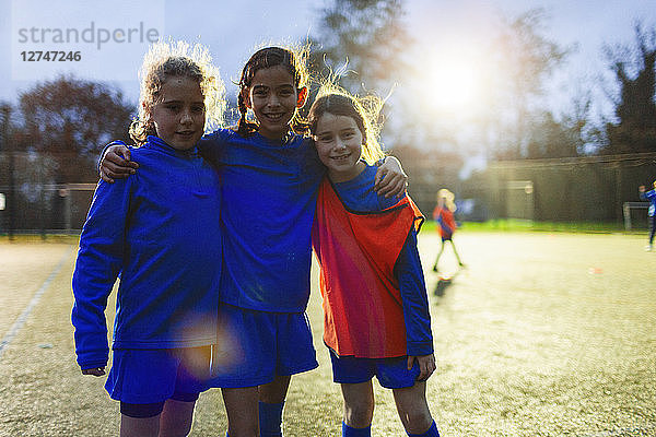 Portrait lächelnde  selbstbewusste Mädchenfußballerinnen