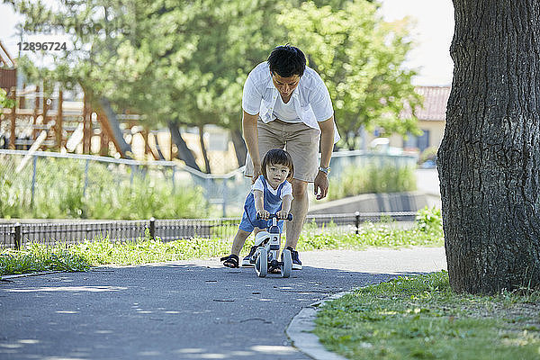 Japanischer Vater und Sohn im Park