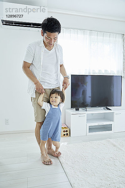 Japanischer Vater und Sohn zu Hause
