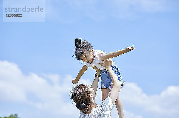 Japanische Mutter und Tochter im Park