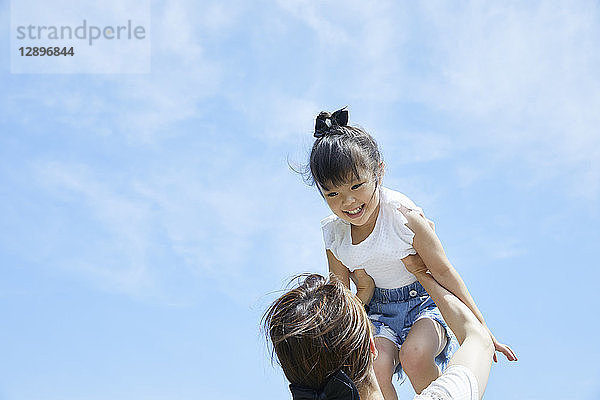 Japanische Mutter und Tochter im Park