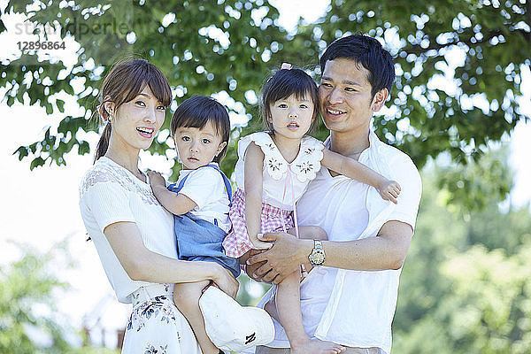 Japanische Familie im Park