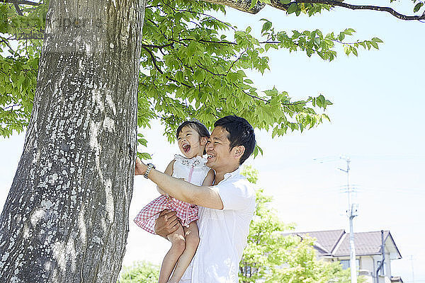 Japanischer Vater und Tochter im Park