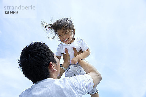 Japanischer Vater und Sohn im Park