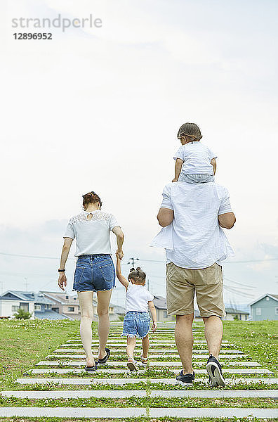 Japanische Familie im Park