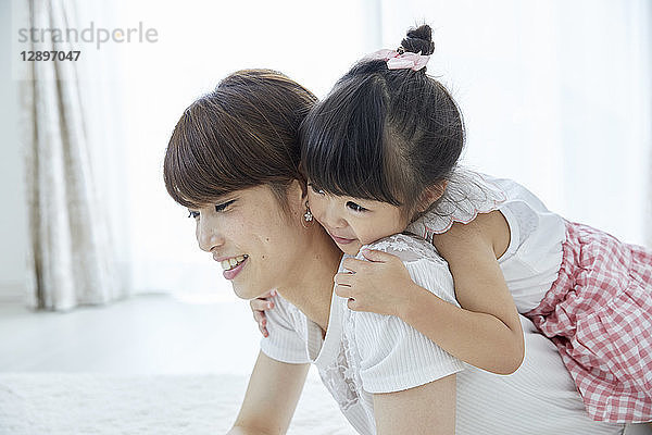 Japanische Mutter und Tochter zu Hause