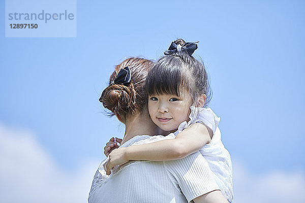 Japanische Mutter und Tochter im Park