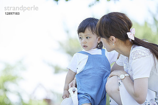 Japanische Mutter und Sohn im Park