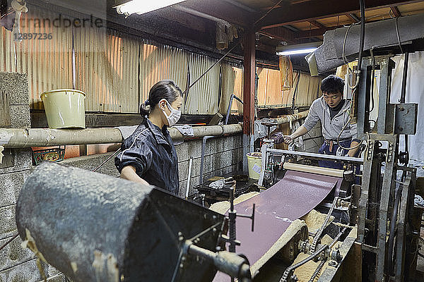 Japanische Kunsthandwerker bei der Arbeit im Atelier