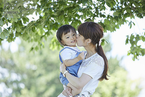 Japanische Mutter und Sohn im Park