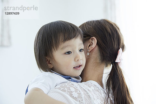 Japanische Mutter und Sohn zu Hause