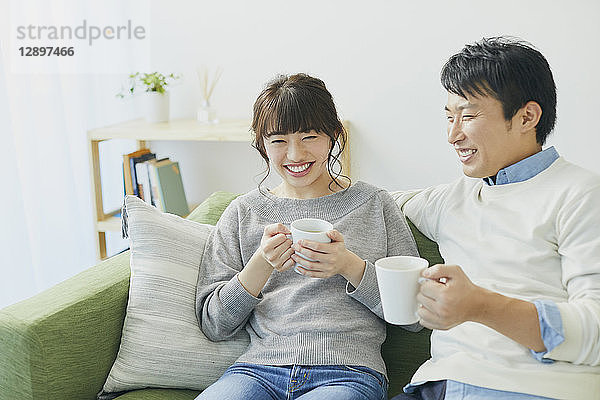 Japanisches Paar auf dem Sofa