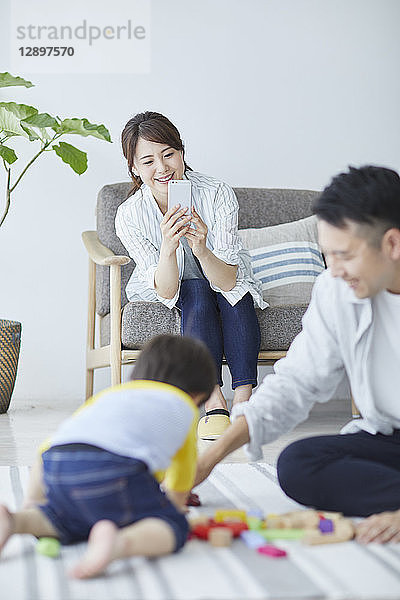 Japanische Familie im Wohnzimmer