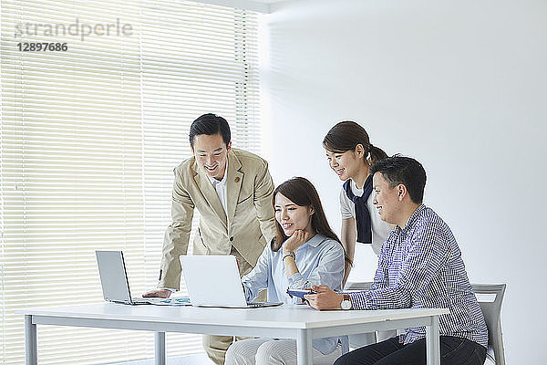 Japanische Geschäftsleute bei der Arbeit