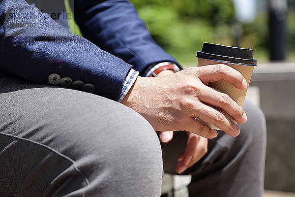 Japanischer Geschäftsmann mit Kaffee
