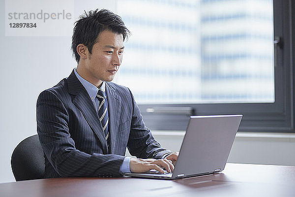 Japanischer Geschäftsmann im Büro