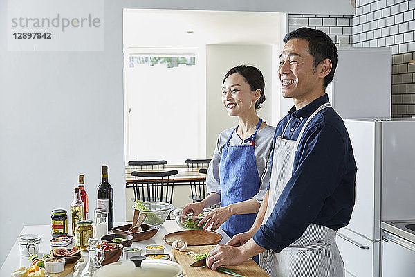 Japanisches reifes Paar in der Küche