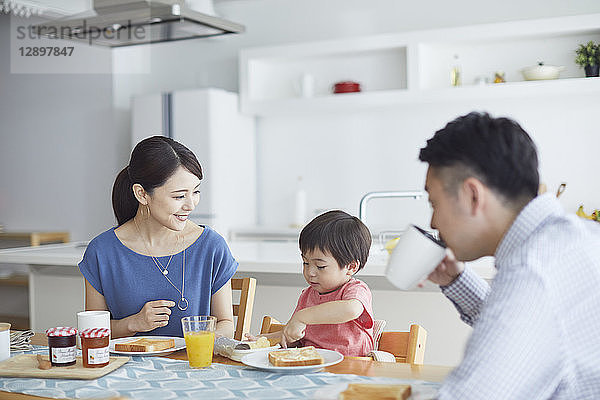 Japanische Familie in der Küche
