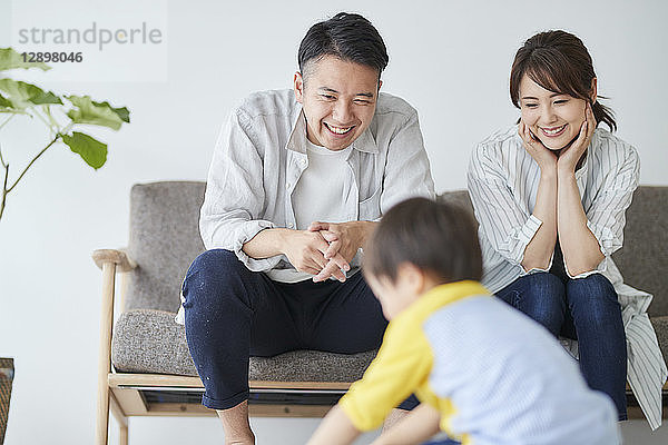 Japanische Familie im Wohnzimmer