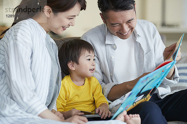 Japanische Familie auf dem Sofa