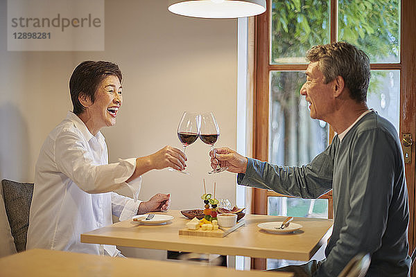 Japanisches Seniorenpaar beim Essen