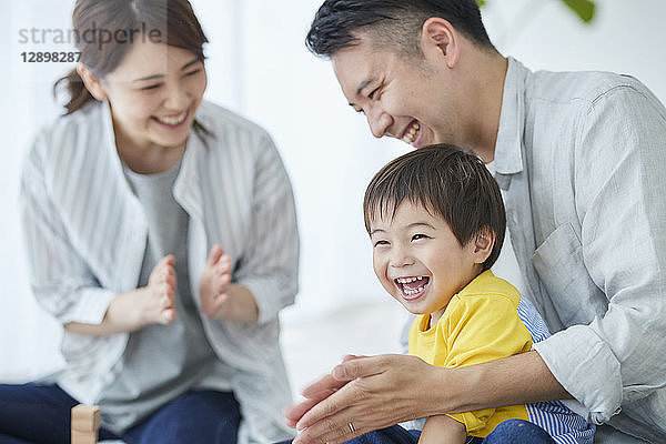 Japanische Familie im Wohnzimmer