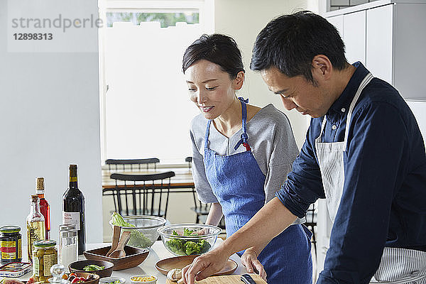 Japanisches reifes Paar in der Küche