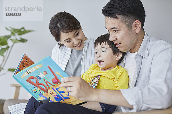 Japanische Familie auf dem Sofa