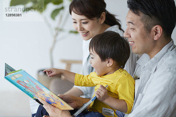 Japanische Familie auf dem Sofa