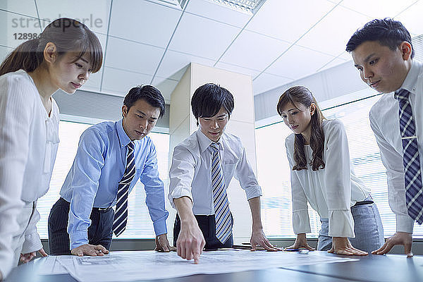 Japanische Geschäftsleute bei einem Treffen