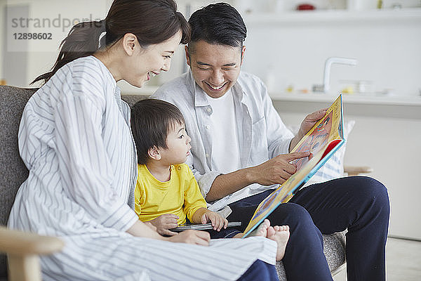 Japanische Familie auf dem Sofa