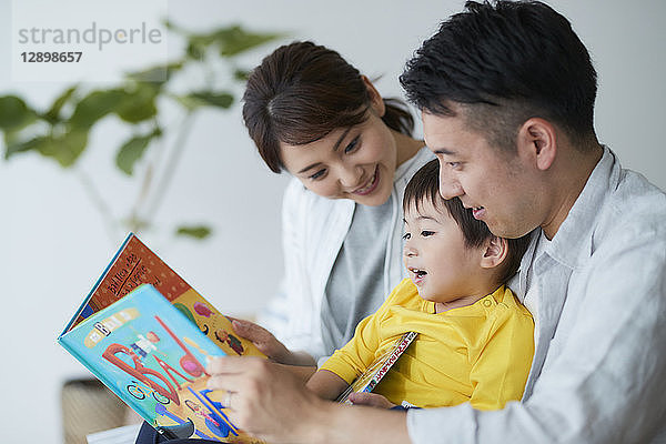 Japanische Familie auf dem Sofa