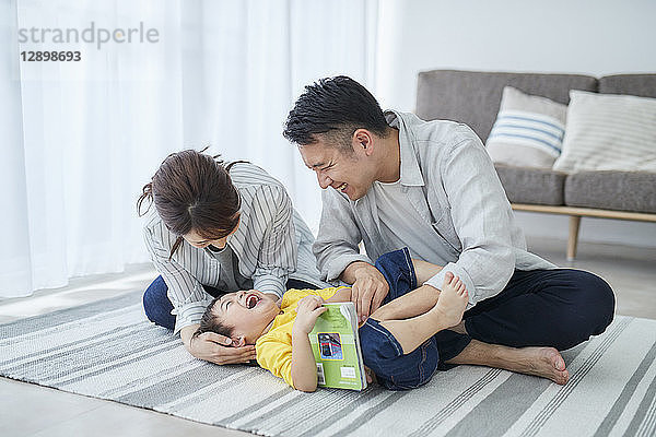 Japanische Familie im Wohnzimmer