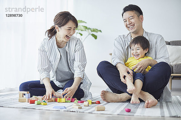 Japanische Familie im Wohnzimmer