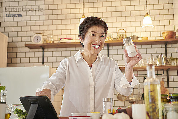 Japanische Seniorin in der Küche