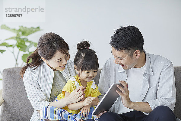 Japanische Familie auf dem Sofa