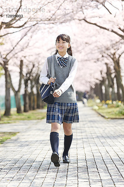 Japanische Oberstufenschülerin in Uniform
