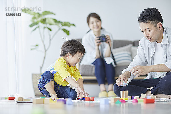 Japanische Familie im Wohnzimmer