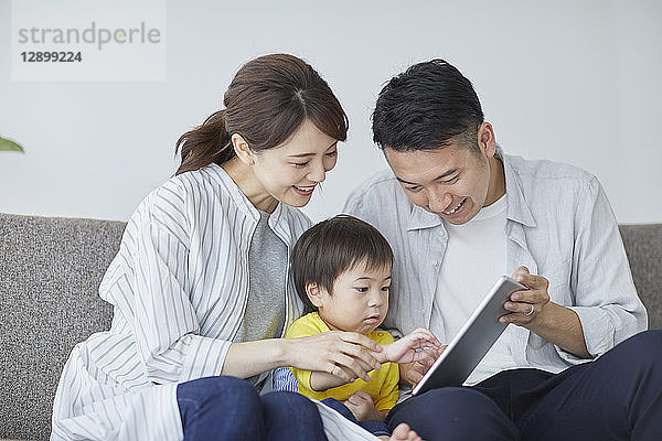 Japanische Familie auf dem Sofa