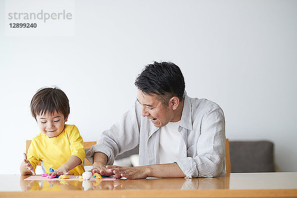 Japanischer Vater und Kind spielen