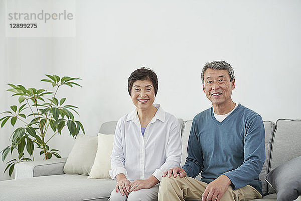 Japanisches Seniorenpaar auf dem Sofa