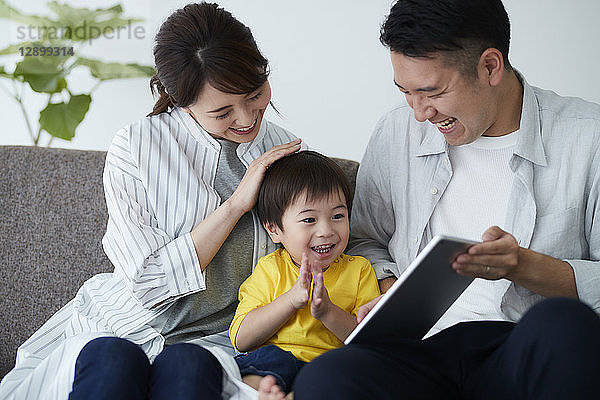 Japanische Familie auf dem Sofa