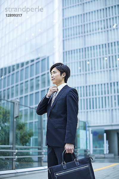 Japanischer Geschäftsmann in der Innenstadt von Tokio