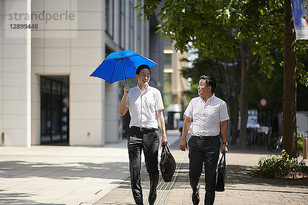 Japanische Männer mit Sonnenschirm