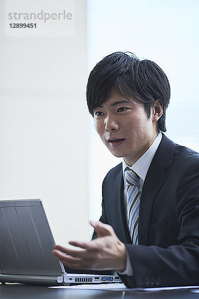 Japanischer Geschäftsmann im Büro