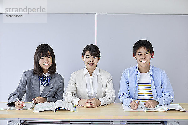 Japanische Mittelschüler mit Lehrer