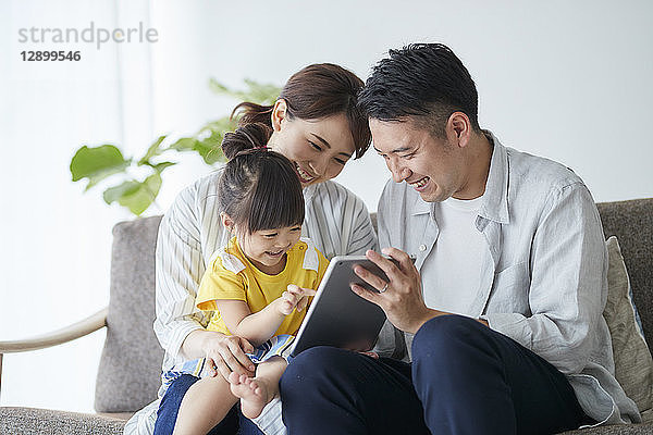 Japanische Familie auf dem Sofa