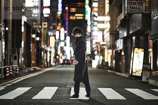 Japanische Ninja bei Nacht in der Innenstadt von Tokio